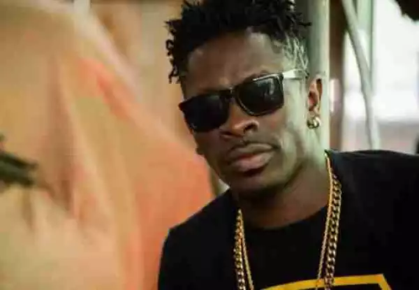 Ghanaian Singer, Shatta Wale Slaps His Bodyguard For Allowing Fans Touch Him On Stage